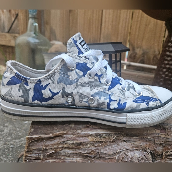 Boy's Shark Converse - Picture 1 of 6